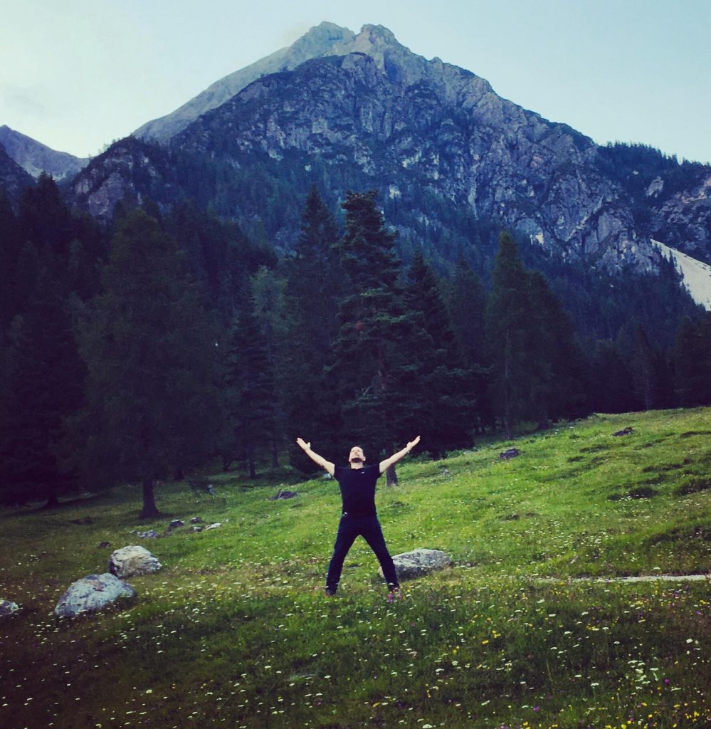 Michael Karl Gasser beim Asanas Üben am Berg