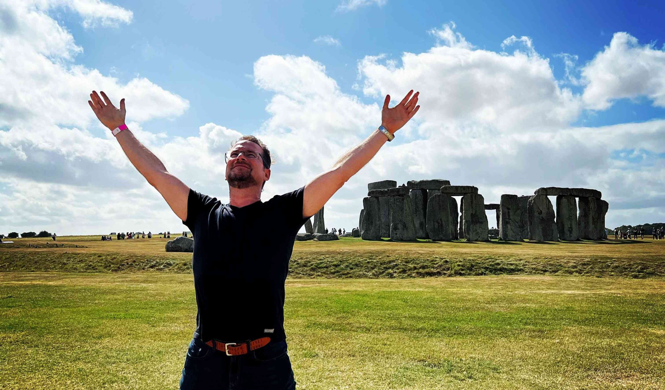 Michael Karl GASSER macht Asanas in Stonehenge