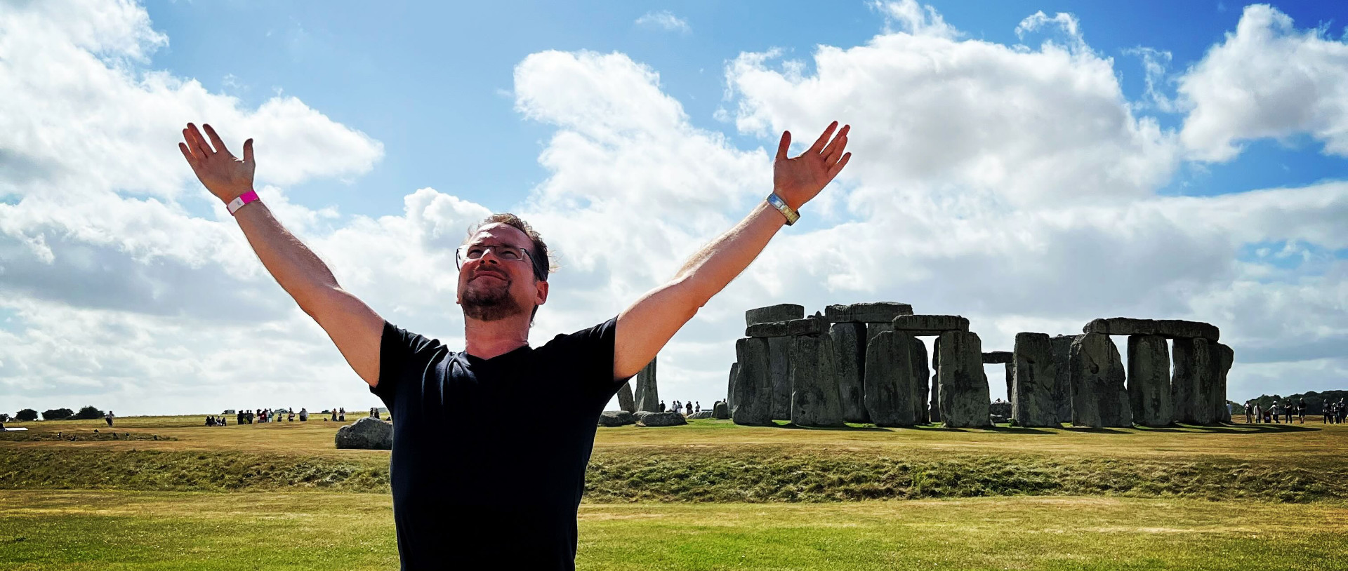 Michael Karl GASSER macht Asanas in Stonehenge